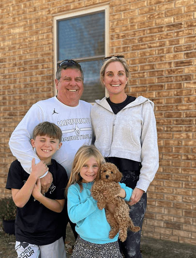 Glückliche Familie mit Leo