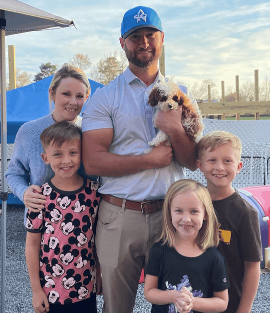 Glückliche Familie mit Copper