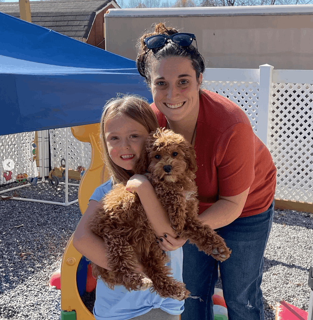 Glückliche Familie mit Ellie