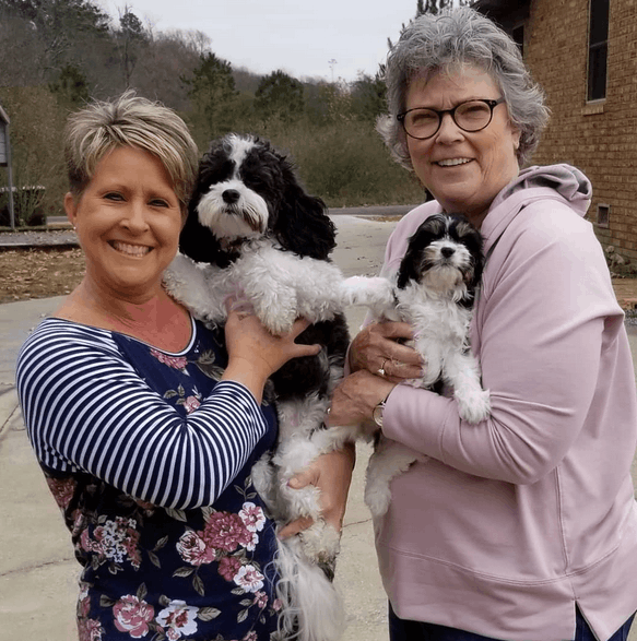 Glückliche Familie mit Lucy