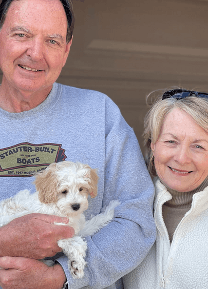 Glückliche Familie mit Grace